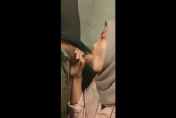Bokep Jilbab Istri Solehah Sedot Batang Suami