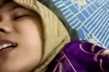 Janda Kerudung Kuning Menjerit Nikmat Ditumpangi Ganas - VideoBokep