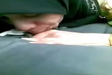 Jilbab Fatin Nyepong Kontol Kecil Di Mobil Kuning