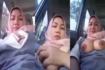 Kenakalan Tante Jilbab Di Mobil Sendirian Bikin Sange